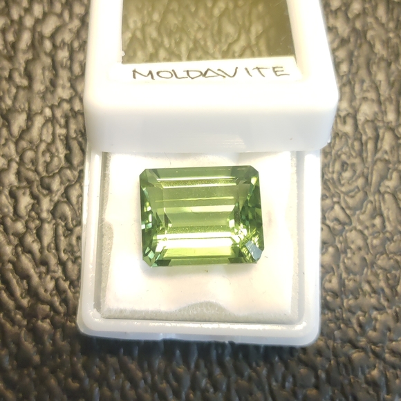 Moldavite Emerald Cut 10.15 Ct - Picture 2 of 7